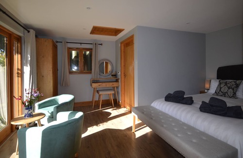 Aldington House | An attractive converted barn all set on ground floor level with 1 bedroom and en-suite shower room
