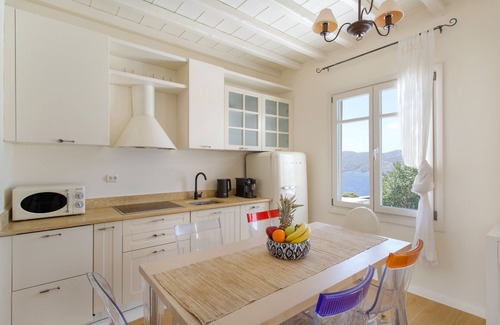 Kalafatis Villa | An elegant Villa with infinity pool and a breathtaking sea view