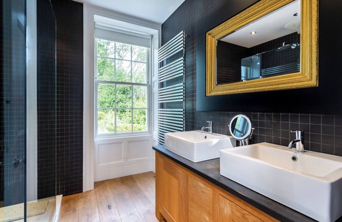 Rodborough House | An extraordinary residence boasting 5 bedrooms, located in the charming village of Brimscombe