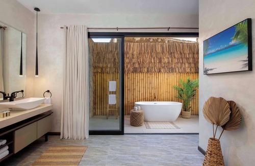 Dubai Hotel | Anantara World Islands Dubai Resort