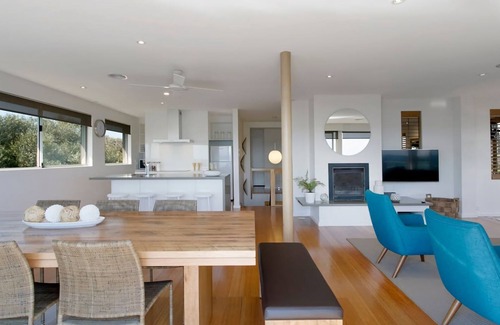 Frankston House | Anchor Beachfront | Pet Friendly on the Beach