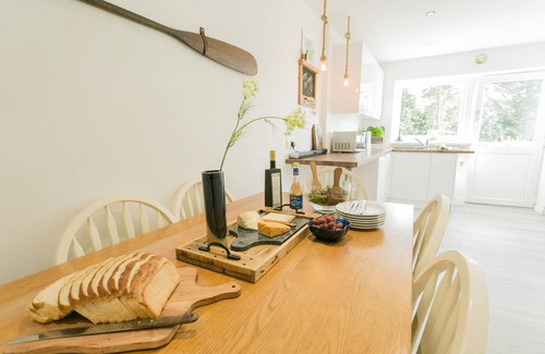Cemaes Bay Cottage | Anchor Cottage - a coastal that sleeps 6 guests in 3 bedrooms