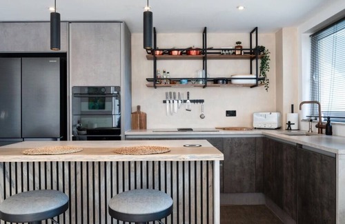Wandsworth Apartment | Anchor Penthouse Retreat in London Battersea