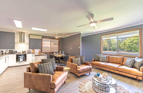 Geographe House | Anchors Away- Large secure backyard