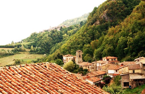 Camporgiano Villa | Ancient house in the medieval village surrounded by chestnut trees