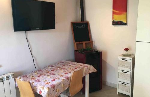 Andora Apartment | ANDORA, Villa INDIPENDENTE, ammessi ANIMALI, entrata e Giardino Dehor privato, luogo rigenerante ,SOLARIUM,Pace e relax,parcheggio privato gratuito