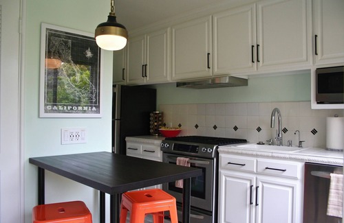 North Central House | ANDULORE COTTAGE - Near Burlingame Ave - Remodeled - Spacious Backyard Retreat