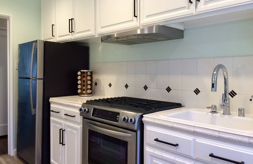 North Central House | ANDULORE COTTAGE - Near Burlingame Ave - Remodeled - Spacious Backyard Retreat