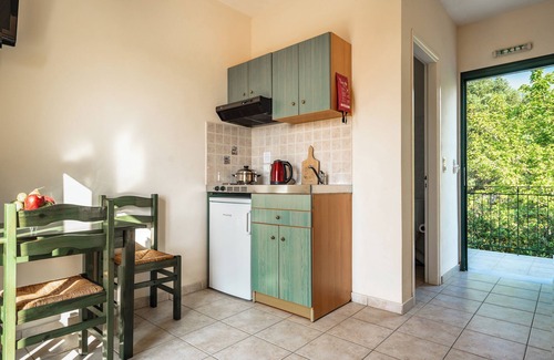 Kateleios Apartment | Anemona Apartment 2 with Sea View, Shared Pool & Wi-Fi