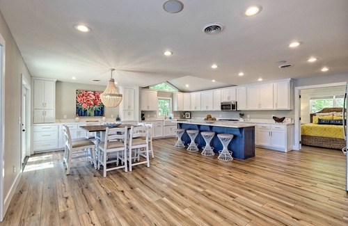 Hiawassee House | Angels Envy- - by Chatuge Home Concierge 6 bd 3.5 bath sleeps 14 lakefront, hot tub, game room