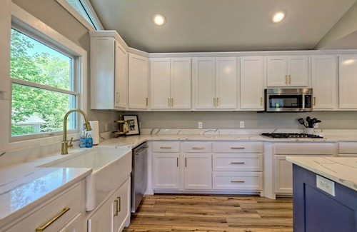 Hiawassee House | Angels Envy- - by Chatuge Home Concierge 6 bd 3.5 bath sleeps 14 lakefront, hot tub, game room