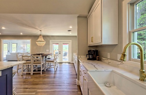 Hiawassee House | Angels Envy- - by Chatuge Home Concierge 6 bd 3.5 bath sleeps 14 lakefront, hot tub, game room