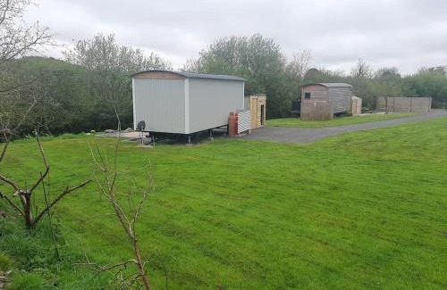 Malltraeth House | Anglesey new modern shepherds hut with spa hot tub