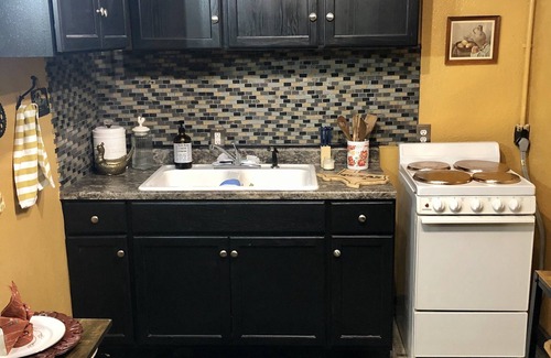 Cleburne House | Anglin Cottage Apartment