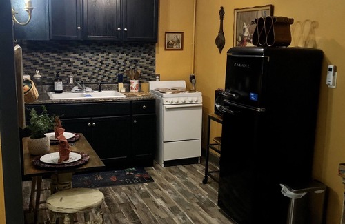 Cleburne House | Anglin Cottage Apartment