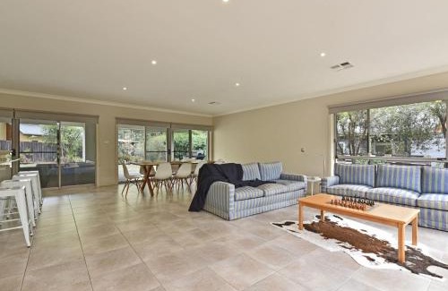 Pokolbin House | Angophora at The Vintage walk to Bimbadgen and Vintage Resort