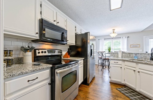 Cartersville House | Animal Friendly 3BR Stylish Escape, Near LakePoint