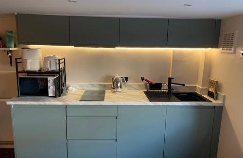 Liverpool Apartment | Annex Studio - Sleeps 2, High-Speed Wifi & Parking