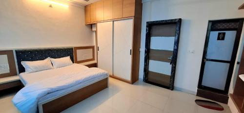 Lake Swaroop Sagar House | Antariksh