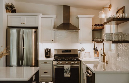 Stratton House | Antique charm 8 minutes from Stratton slopes!