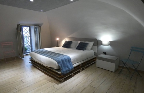 Portici Bed & Breakfast | Antique dwelling, strategically located for Naples, Sorrento, Pompeii, Positano.
