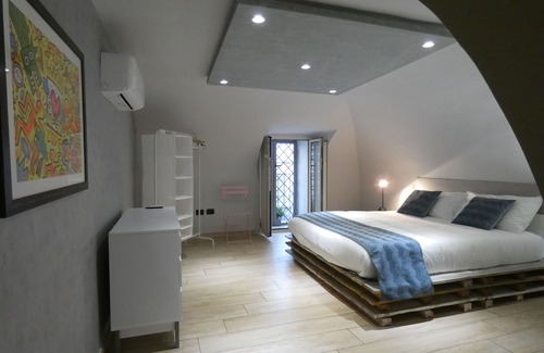 Portici Bed & Breakfast | Antique dwelling, strategically located for Naples, Sorrento, Pompeii, Positano.