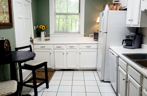 Historic Downtown Savannah House | Antique Gem! Amazing Antiques, Historic District Locale, + Coveted Free Parking