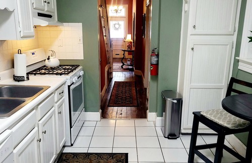 Historic Downtown Savannah House | Antique Gem! Amazing Antiques, Historic District Locale, + Coveted Free Parking