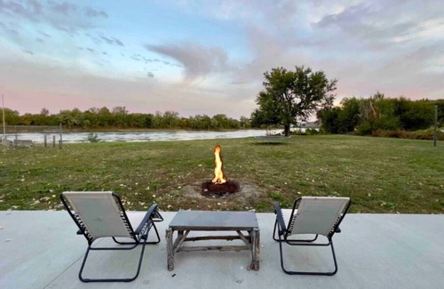 Doniphan County Cabin | Ant’s Riverfront Studio Cabin w/Best View & Yard!