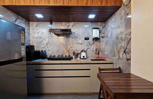 Andheri West Apartment | Ap5. Cozy AC Studio W/ Kitchenette Nr Kokilaben Hosp.