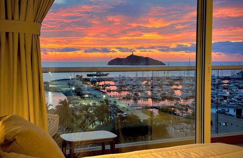 Historic Center Apartment | Aparta suite with view to the international marina