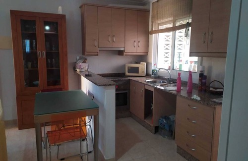 Los Puertos Apartment | Apartamento 2 dormitorios y gran patio an orillas del mar. Con piscina y parking