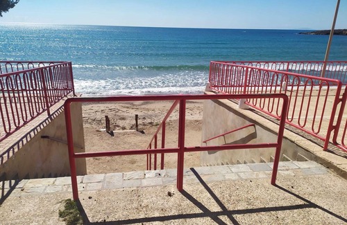 Los Puertos Apartment | Apartamento 2 dormitorios y gran patio an orillas del mar. Con piscina y parking