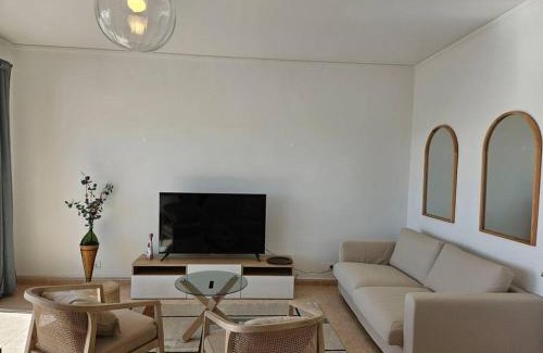 Cavacos Apartment | Apartamento moderno na praia com varanda grande