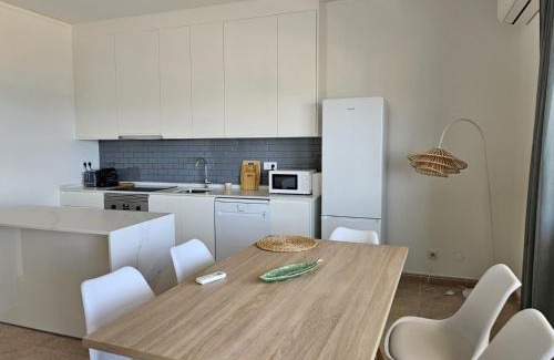Cavacos Apartment | Apartamento moderno na praia com varanda grande