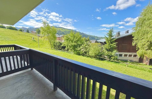 Notre-Dame-de-Bellecombe Apartment | Apartment at the foot of the slopes, near amenities, balcony, parking, quiet