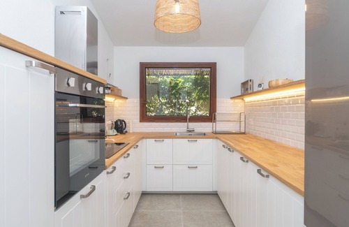 Case Peschiera-Lu Fraili Apartment | Apartment 'Ponza' with Private Terrace, Private Garden and Air Conditioning