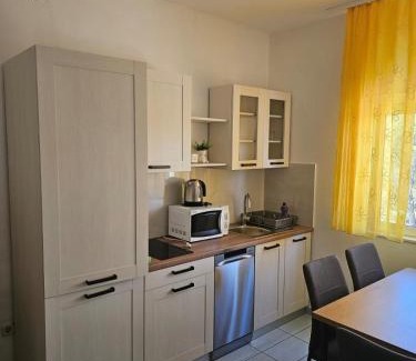 Pirovac Apartment | Apartman Simba terasa&parking
