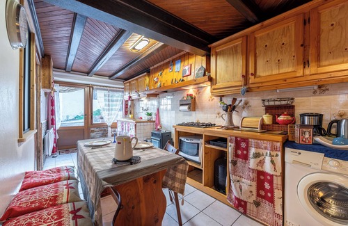 Le Bouchet-Mont-Charvin Apartment | Apartment 'Aux 4 Saisons' with Mountain View, Private Terrace and Wi-Fi