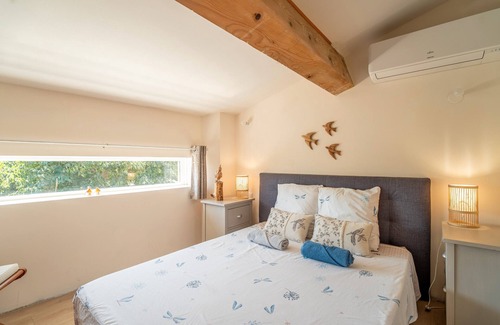 Villeneuve-les-Montreal Bed & Breakfast | Apartment 'Oiseaux' with Shared Pool, Wi-Fi and Air Conditioning - Villeneuve-lès-Montréal