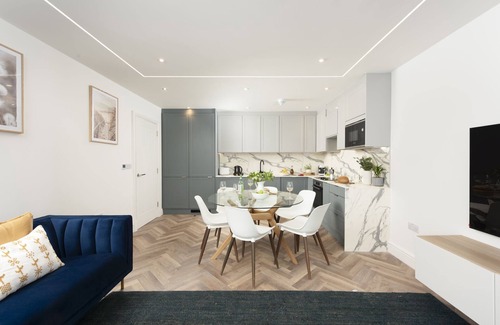 Porth Apartment | Apartment 1, Oasis Sands - an apartment that sleeps 6 guests in 3 bedrooms