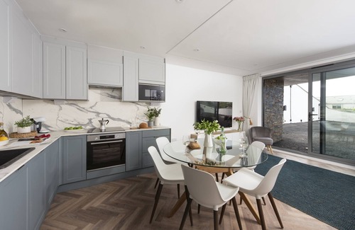 Porth Apartment | Apartment 1, Oasis Sands - an apartment that sleeps 6 guests in 3 bedrooms
