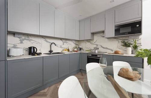 Porth Apartment | Apartment 1, Oasis Sands - an apartment that sleeps 6 guests in 3 bedrooms
