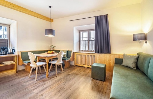 Nalles Apartment | Apartment "1SZ Golden Kreuzwegerhofnals" with Mountain View, Pool & Garden