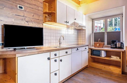 Nalles Apartment | Apartment "1SZ Golden Kreuzwegerhofnals" with Mountain View, Pool & Garden