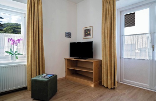 Nalles Apartment | Apartment "1SZ Graf Kreuzwegerhof Nals" with Pool, Wi-Fi, Balcony & Garden