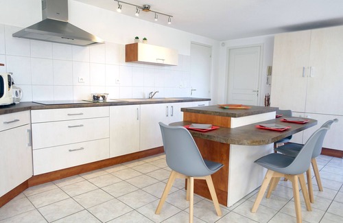 Clairvaux-les-Lacs Apartment | Apartment 60m² in villa with lake view, entrance and independent terrace