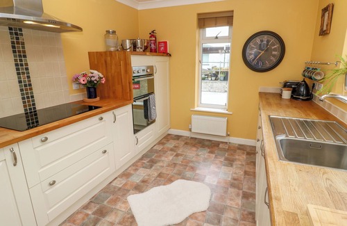 Portreath Cottage | APARTMENT ABOVE GARRYGLASS, family friendly in Portreath