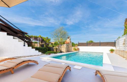 Valtura Apartment | Apartment Adriana on peaceful location with pool