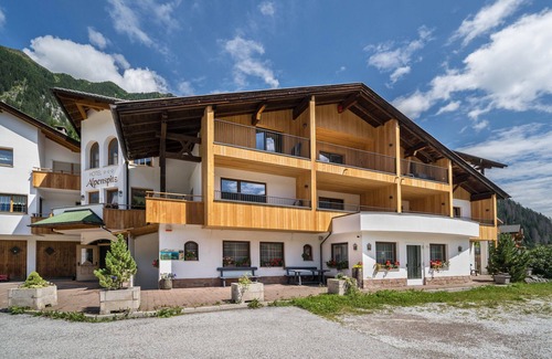 Racines Apartment | Apartment 'Alpenspitz App Mareiterstein 2' with Mountain View, Shared Garden and Wi-Fi